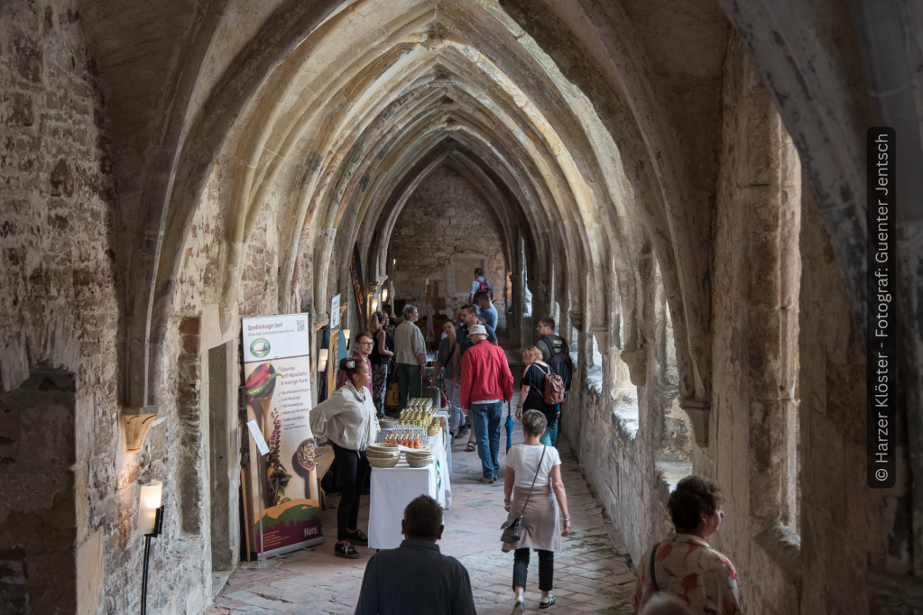 Besucher beim Klosterfest im mittelalterlichen Kreuzgang des Klosters Michaelstein mit regionalen Produkten und Infoständen