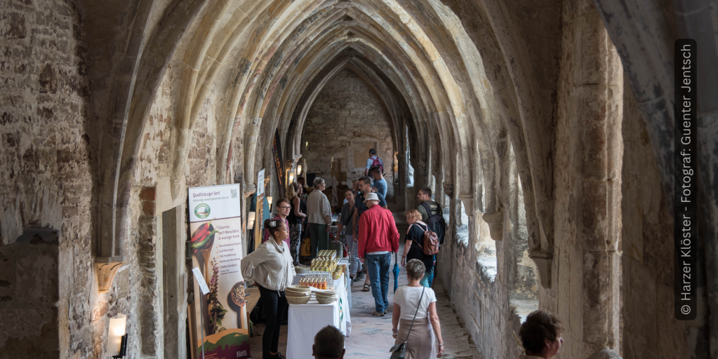Besucher beim Klosterfest im mittelalterlichen Kreuzgang des Klosters Michaelstein mit regionalen Produkten und Infoständen