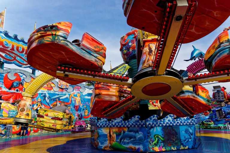 Buntes Fahrgeschäft auf einem Volksfest