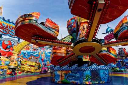 Buntes Fahrgeschäft auf einem Volksfest