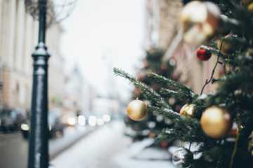 Grüner Weihnachtsbaum Mit Kugeln
