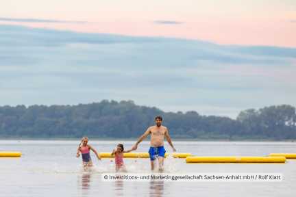 spielende Familie im Strandbad Arendsee