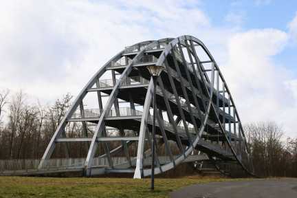 Stahlkonstruktion des Bitterfelder Bogens mit begehbarer Rampe auf dem Bitterfelder Berg