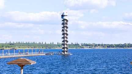 Pegelturm mit Seebrücke auf dem Goitzschesee bei Bitterfeld