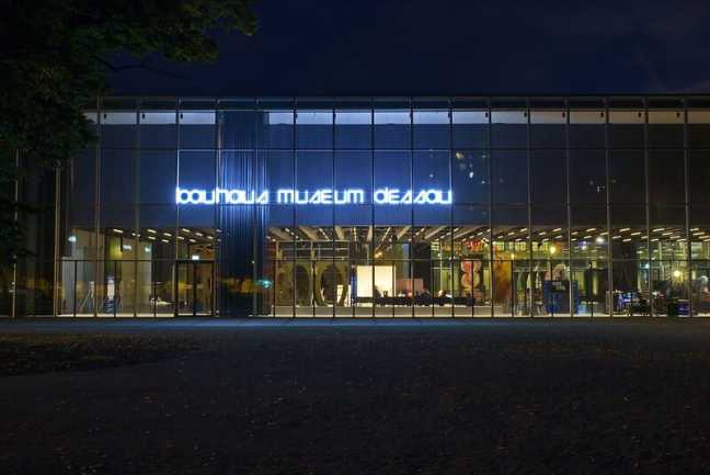 Bauhaus Museum Dessau bei Nacht mit beleuchteter Glasfassade