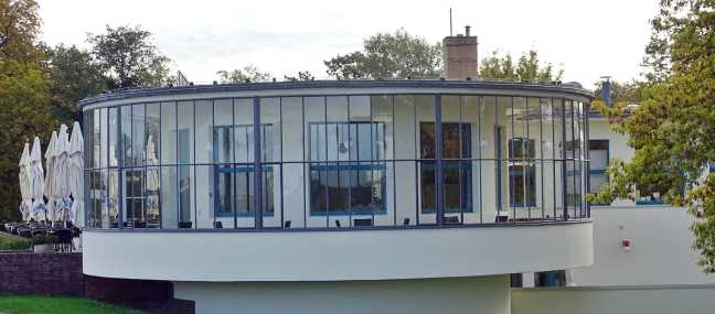 Panoramablick auf das verglaste Obergeschoss des Kornhauses Dessau im Stil des Neuen Bauens