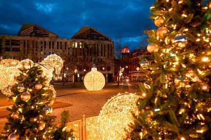 Lichterwelt Magdeburg mit beleuchteten Weihnachtskugeln und Lichtinstallationen auf dem Domplatz
