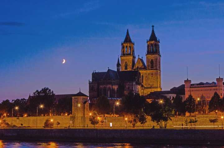 Beleuchteter Magdeburger Dom am Abend