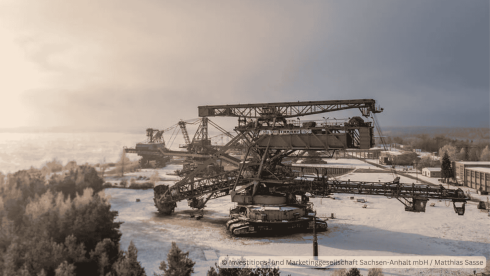 Großer Tagebaugroßbagger in Ferropolis umgeben von Schnee – Winterstimmung in der „Stadt aus Eisen“