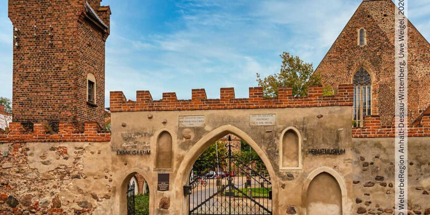 Außenansicht Francisceum - Blick auf das schmiedeeiserne Tor und Mauer
