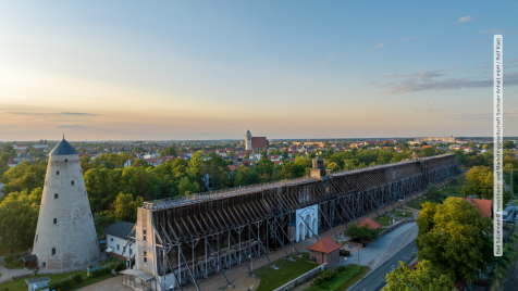 Gradierwerk Bad Salzelmen mit dem Solturm bei Sonnenuntergang, Schönebeck in Sachsen-Anhalt