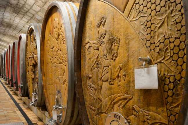 Weinfässer in den Kelleranlagen der Winzervereinigung Freyburg-Unstrut