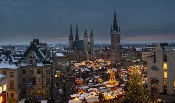 Blick auf den Marktplatz in Halle mit beleuchtetem Weihnachtsmarkt