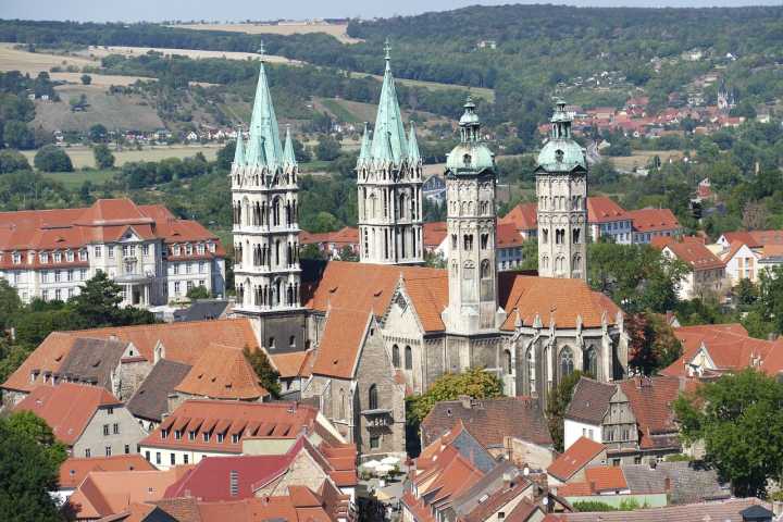Naumburger Dom mit seinen vier Türmen über der Altstadt von Naumburg