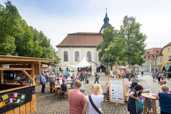 Besucher beim Naumburger Weinfest auf einem Platz in der historischen Altstadt