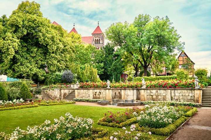 Gartenterrasse auf dem Stiftsberg Quedlinburg mit Blick zur Stiftskirche St. Servatii