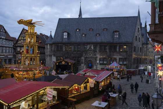 Weihnachtsmarkt vor dem Rathaus Quedlinburg 