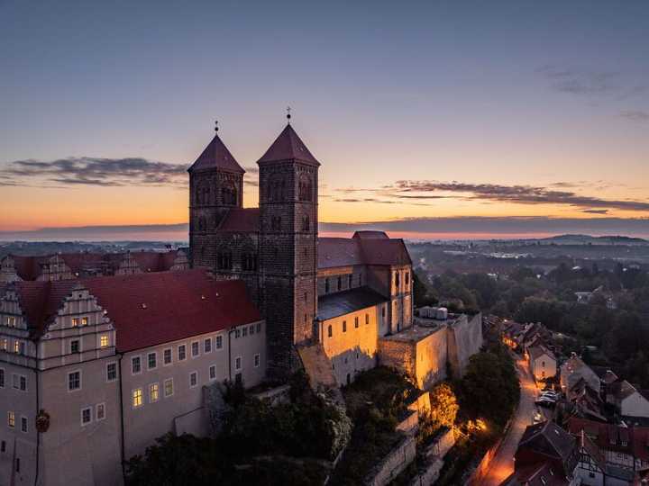 Welterbe Stiftsberg Quedlinburg mit Stiftskirche St. Servatii und Schloss bei Abendstimmung