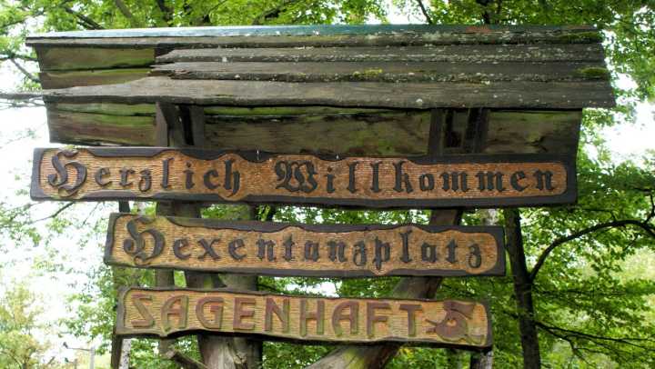 Hölzernes Willkommensschild am Hexentanzplatz in Thale