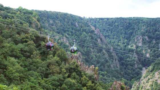 Kabinenbahn über dem bewaldeten Bodetal bei Thale