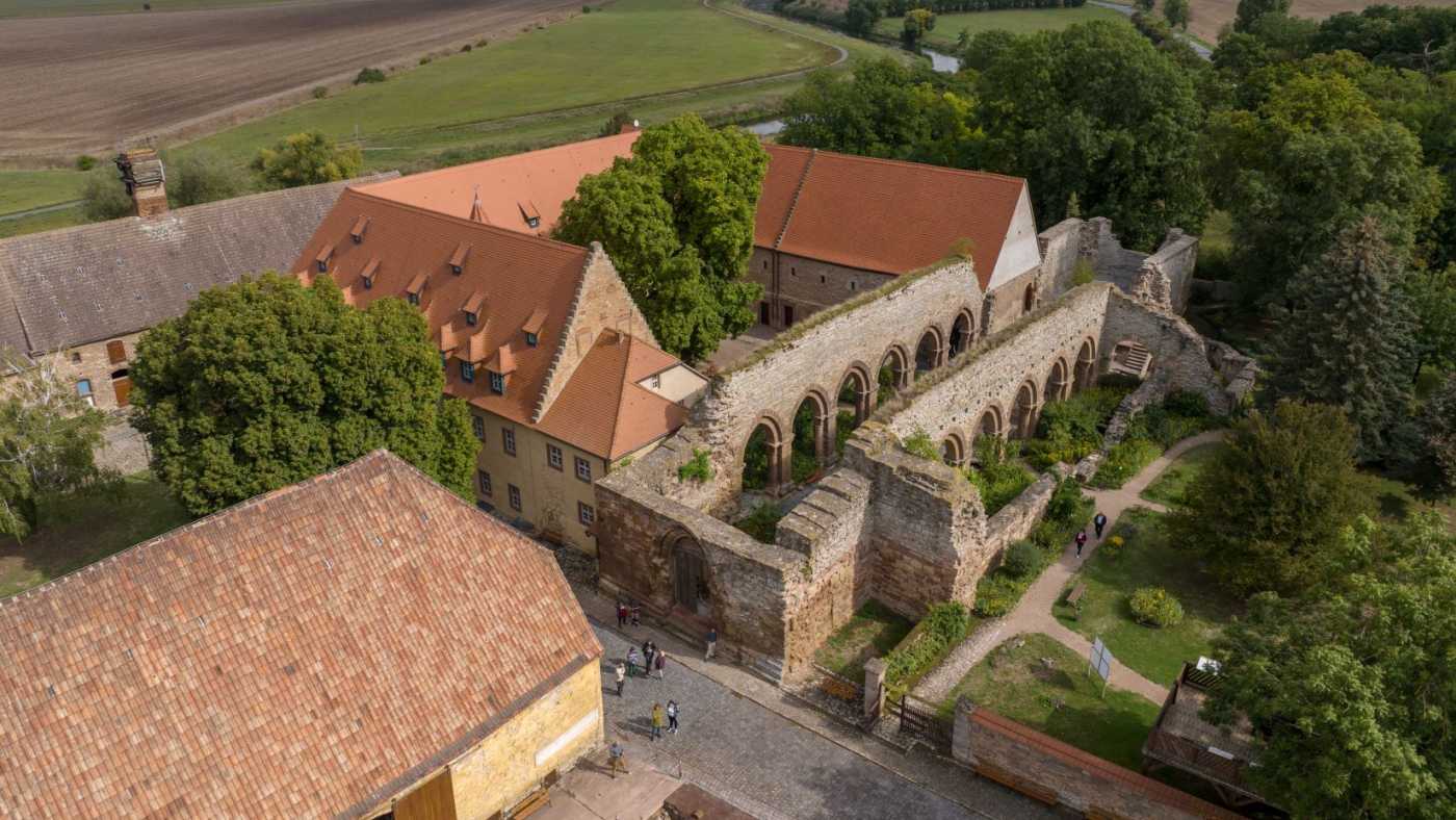 Relikt aus der Zeit der ottonischen Herrscher: Kloster und Kaiserpfalz Memleben