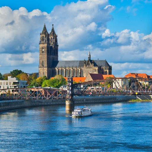 Blick auf Magdeburg mit Elbe und Ausflugsdampfer