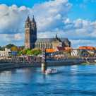 Blick auf Magdeburg mit Elbe und Ausflugsdampfer