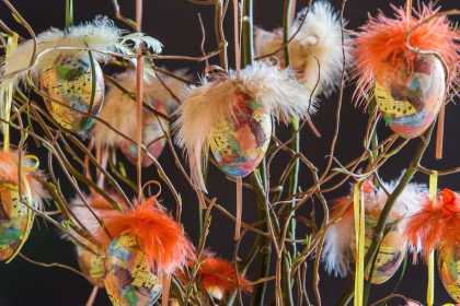Frühlings- und Osterdekoration aus Kunsthandwerk auf einem Regionalmarkt