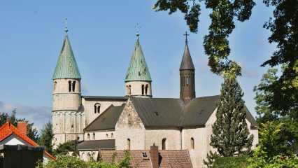 Blick auf die Türme der Stiftskirche St. Cyriakus 