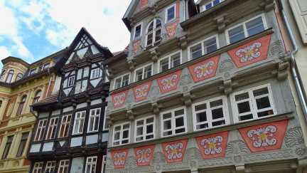 Blick auf die bunten Fachwerkfassaden in Quedlinburg