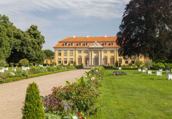 Schloss Mosigkau mit barockem Garten und blühenden Beeten in Dessau-Roßlau