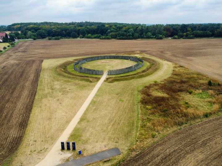 Luftaufnahme des Sonnenobservatoriums Goseck mit rekonstruierter Kreisgrabenanlage und Informationstafeln