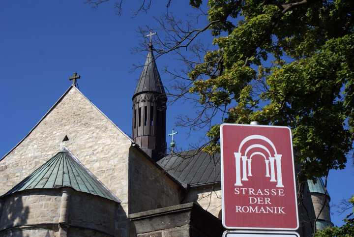 Schild der Straße der Romanik vor der Stiftskirche St. Cyriakus in Gernrode