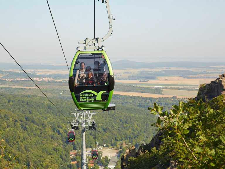 Seilbahnen Thale Erlebniswelt - Blick auf eine Gondel mit Harzblick