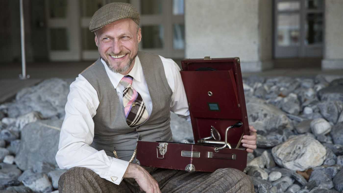 DJ Stephan Wuthe am Grammophon