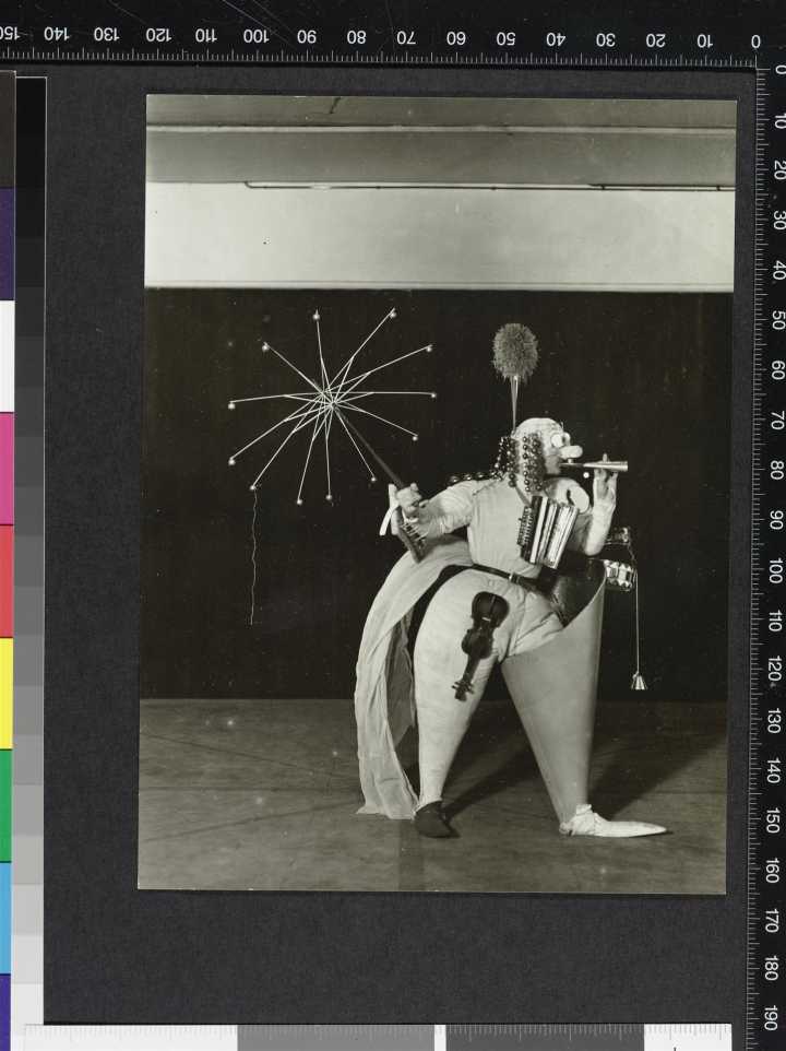 Andor Weininger als musikalischer Clown in Oskar Schlemmers „Treppenwitz“, um 1927