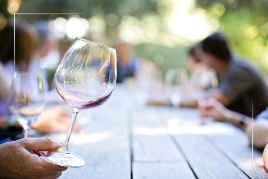 Weinglas bei einem sommerlichen Weinfest in Sachsen-Anhalt