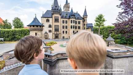 Vor dem Miniaturschloß im Bürger- und Miniaturenpark Wernigerode